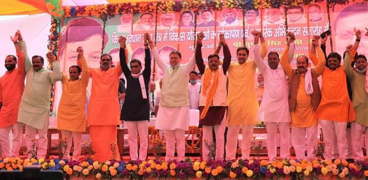 किसानो के विरोध को ध्यान में रखते हुए विधायक जी का केक कटवाए बिना किनारा कर गए सीएम धामी !