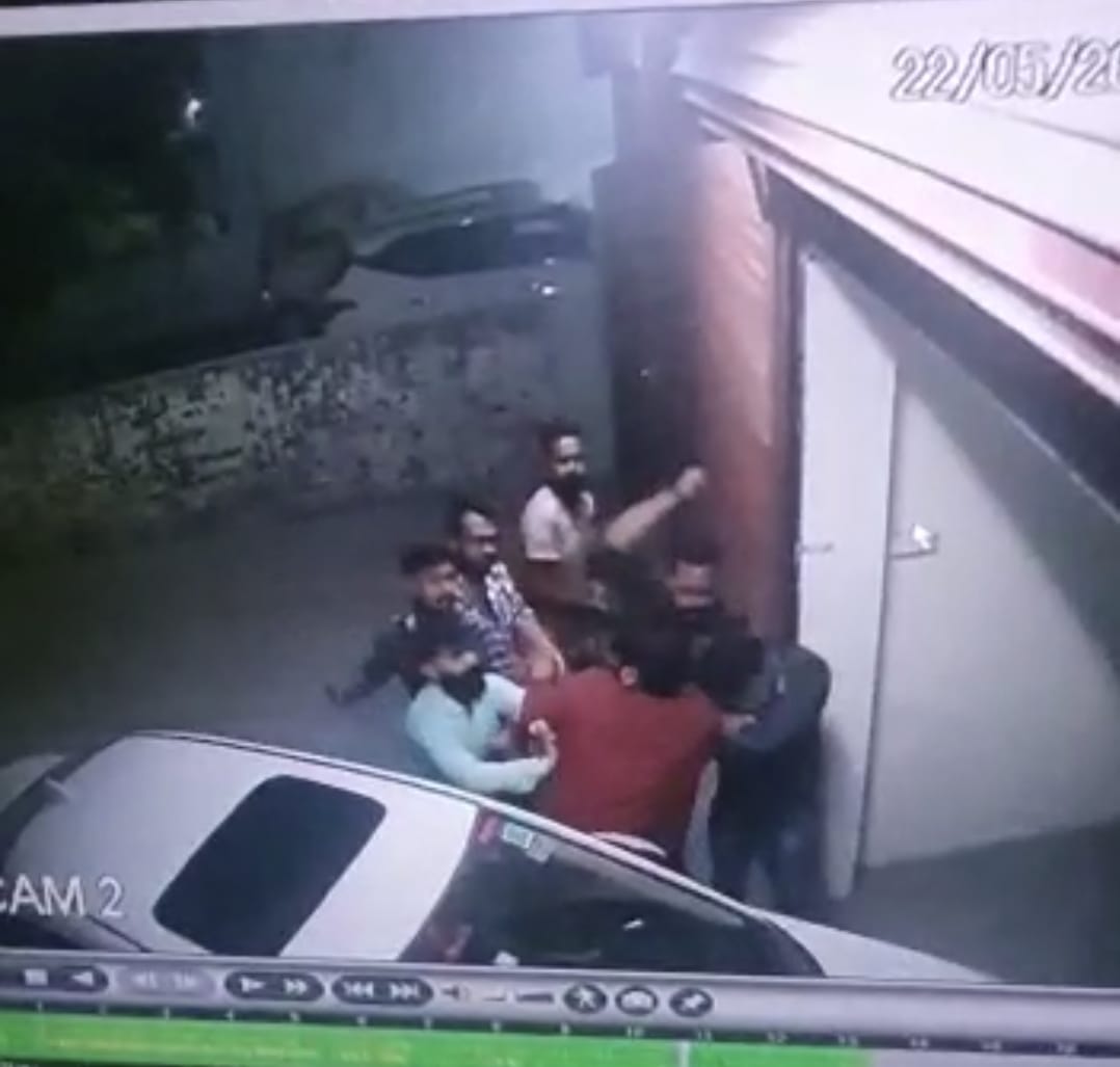 Live-वीडियो:- जुए सट्टे के पैसे के हिसाब किताब को लेकर दो पक्षो में झगड़ा।