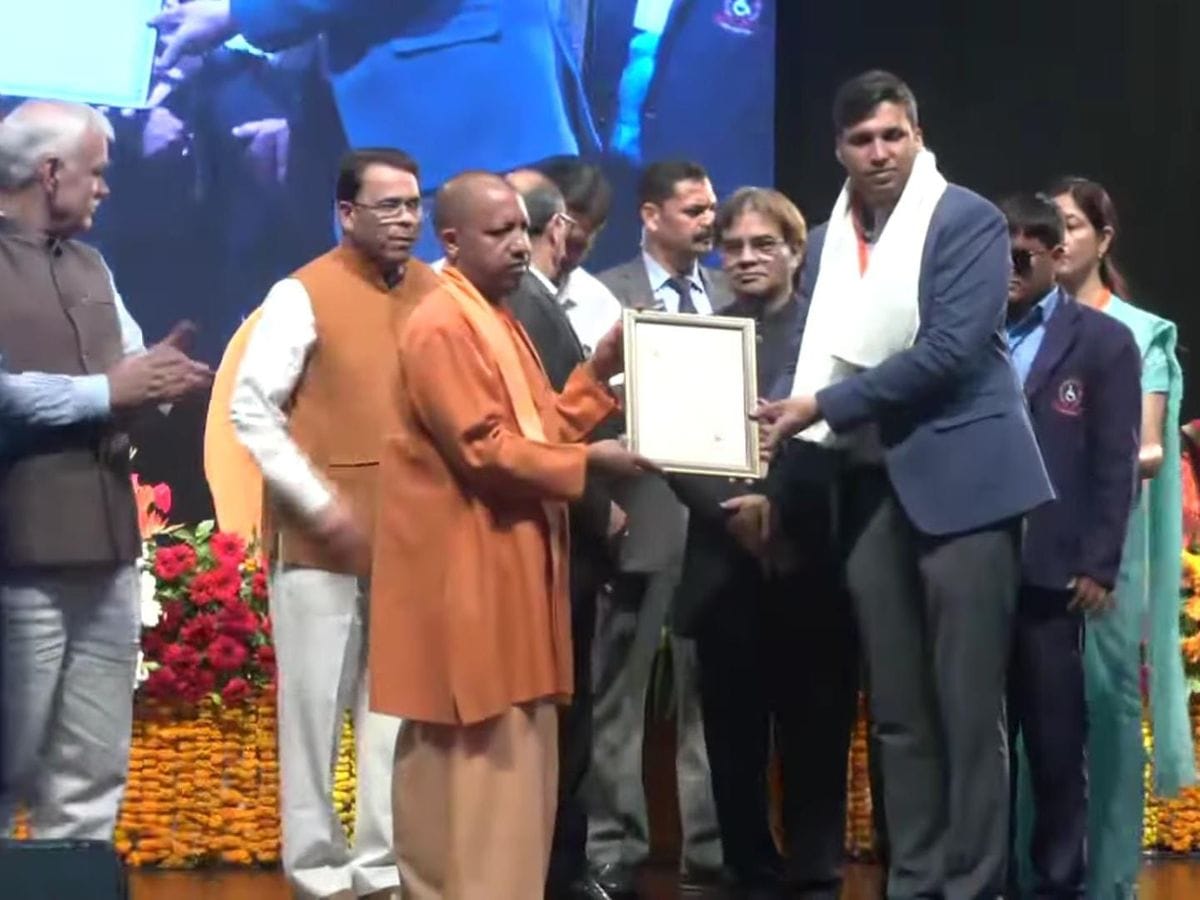 *Rampur” DM रविंद्र कुमार मांदड को मिला राज्य पुरस्कार सम्मान, सीएम योगी आदित्यनाथ ने किया सम्मानित; कर चुके हैं PM मोदी भी तारीफ….*