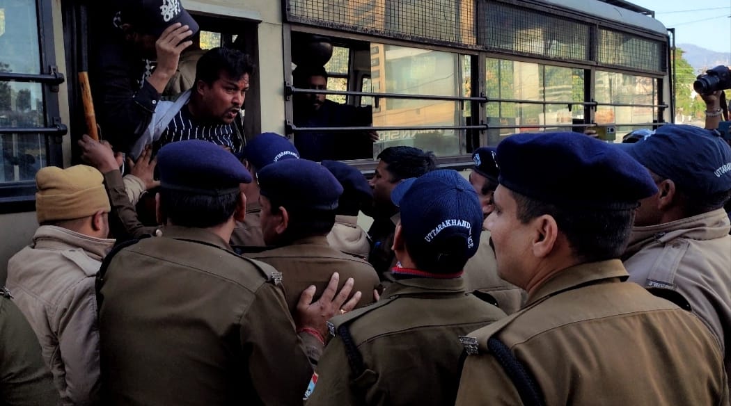 *मुख्यमंत्री के हर मोर्चे पर विफल होने का आरोप लागते हुए यूथ कांग्रेस कार्यकर्ताओं ने सीएम के हल्द्वानी दौरे का किया जोरदार विरोध, पुलिस व कार्यकर्ताओं के बीच जमकर धक्का मुक्की…*