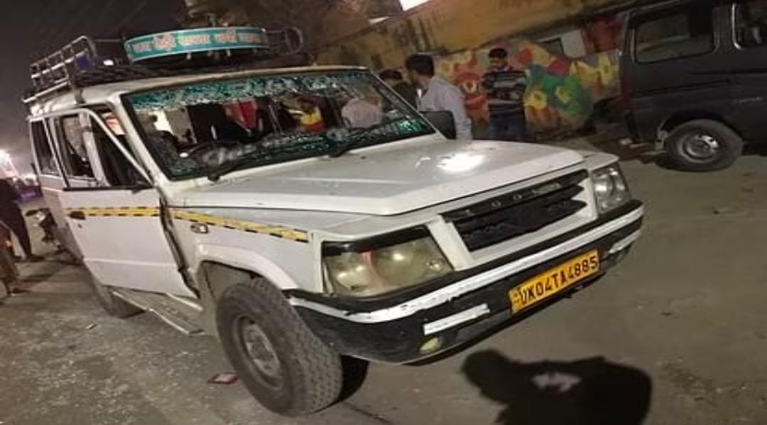 *Rudrapur” नैनीताल निवासी टैक्सी चालक को डीडी चौक पर दौड़ा दौड़ाकर पीटा..*