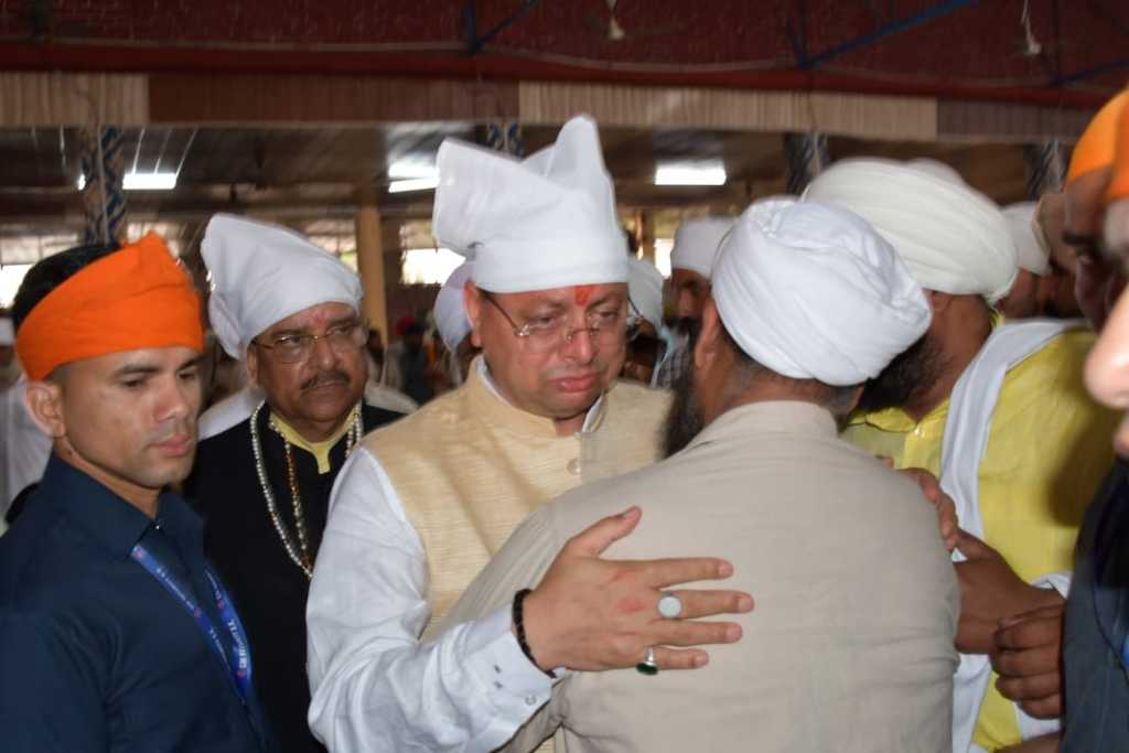 *नानकमत्ता के डेरा प्रमुख तरसेम सिंह के पार्थिव शरीर पर मुख्यमंत्री धामी पुष्पांजलि अर्पित करते हुए हुए भावुक, आँखे हुई नम; DGP को दिए सख्त कार्रवाई के निर्देश…*