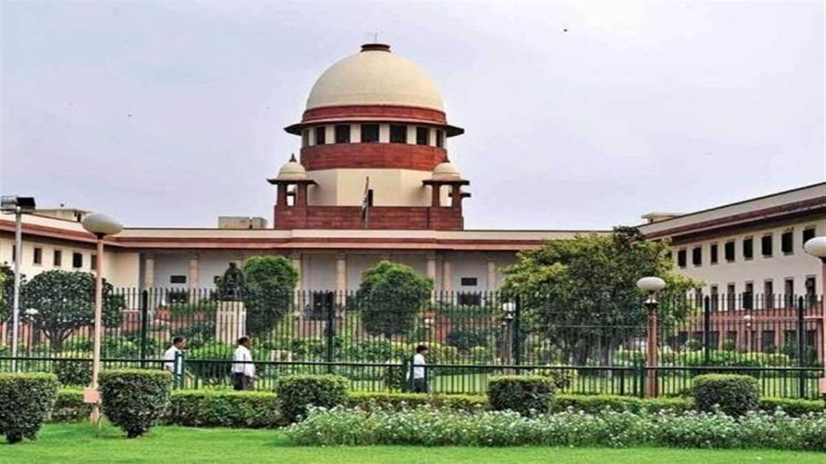 *”जज पर भरी अदालत में जूता फेंकने वाले मामले में बड़ी ख़बर” आरोपी फरार वकील को करना होगा थाने में सरेंडर; SC से भी नहीं मिली राहत..पढ़िए पूरा मामला..*