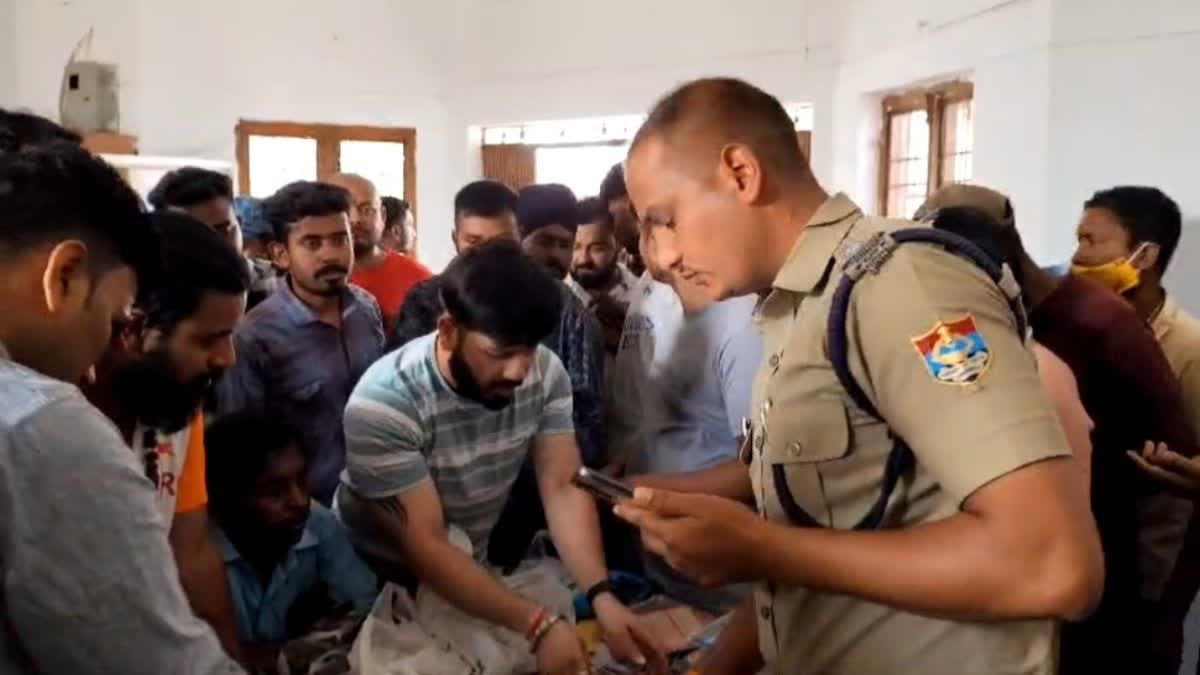 *उधमसिंहनगर” में तांत्रिक के हिंदू महिला से अवैध संबंधों को लेकर जमकर हुआ हंगामा, हिंदू रक्षा दल ने की कार्रवाई की मांग; पढ़िए पूरा मामला…*