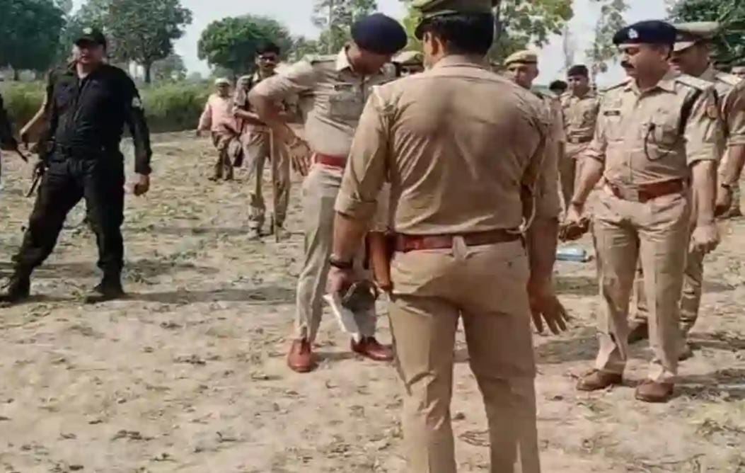 “ट्रिपल मर्डर से मची सनसनी” सिरफिरे ने किसान की हत्या की, बचाने आए शख्स को भी जिंदा जलाया; भड़के लोगों ने पीट-पीटकर की हत्या…