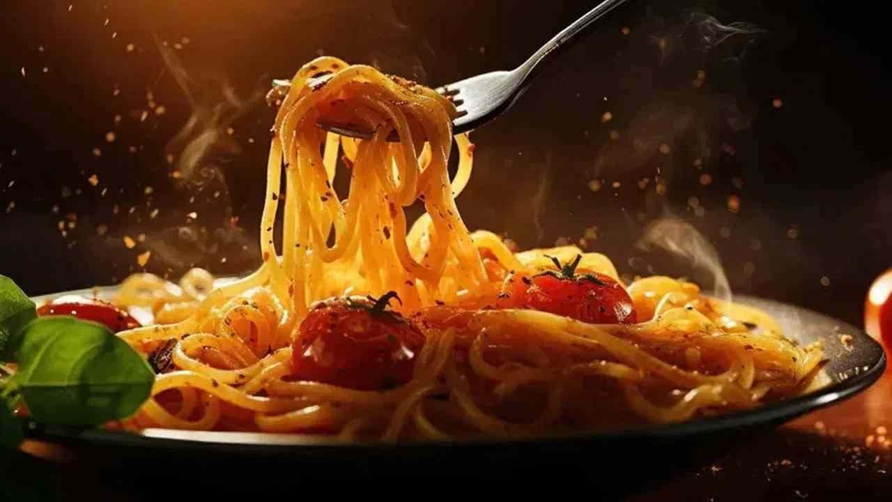 *”दुकान से नूडल्स लाकर खाना परिवार को पड़ा भारी” नूडल्स खाने से 12 साल के लड़के की चली गई जान! पूरा परिवार अस्पताल में भर्ती, सरकार ने दी सफाई…*