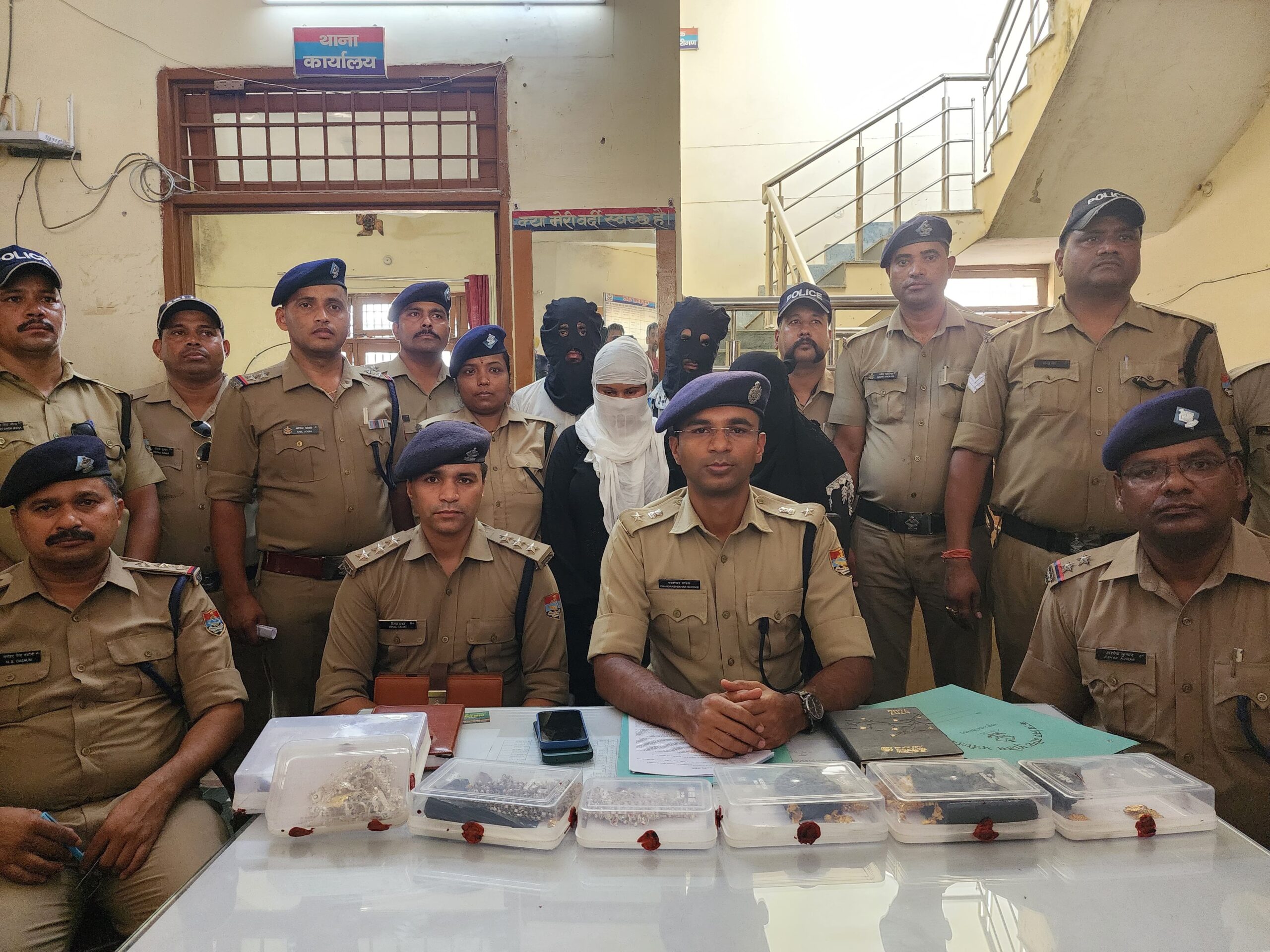 *खटीमा क्षेत्र के बन्द घरों में सुनियोजित ढंग से ताला तोड़कर चोरी करने वाले गैंग का किया खुलासा, पुलिस ने 2 महिलाओं सहित चार आरोपियों को किया गिरफ्तार।*
