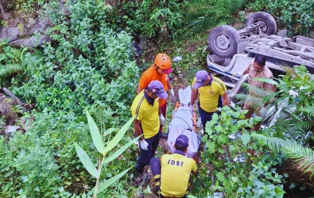 *”नेशनल हाईवे पर बड़ा सड़क हादसा” बोलेरो गहरी खाई में गिरी, 2 युवकों की मौत..*