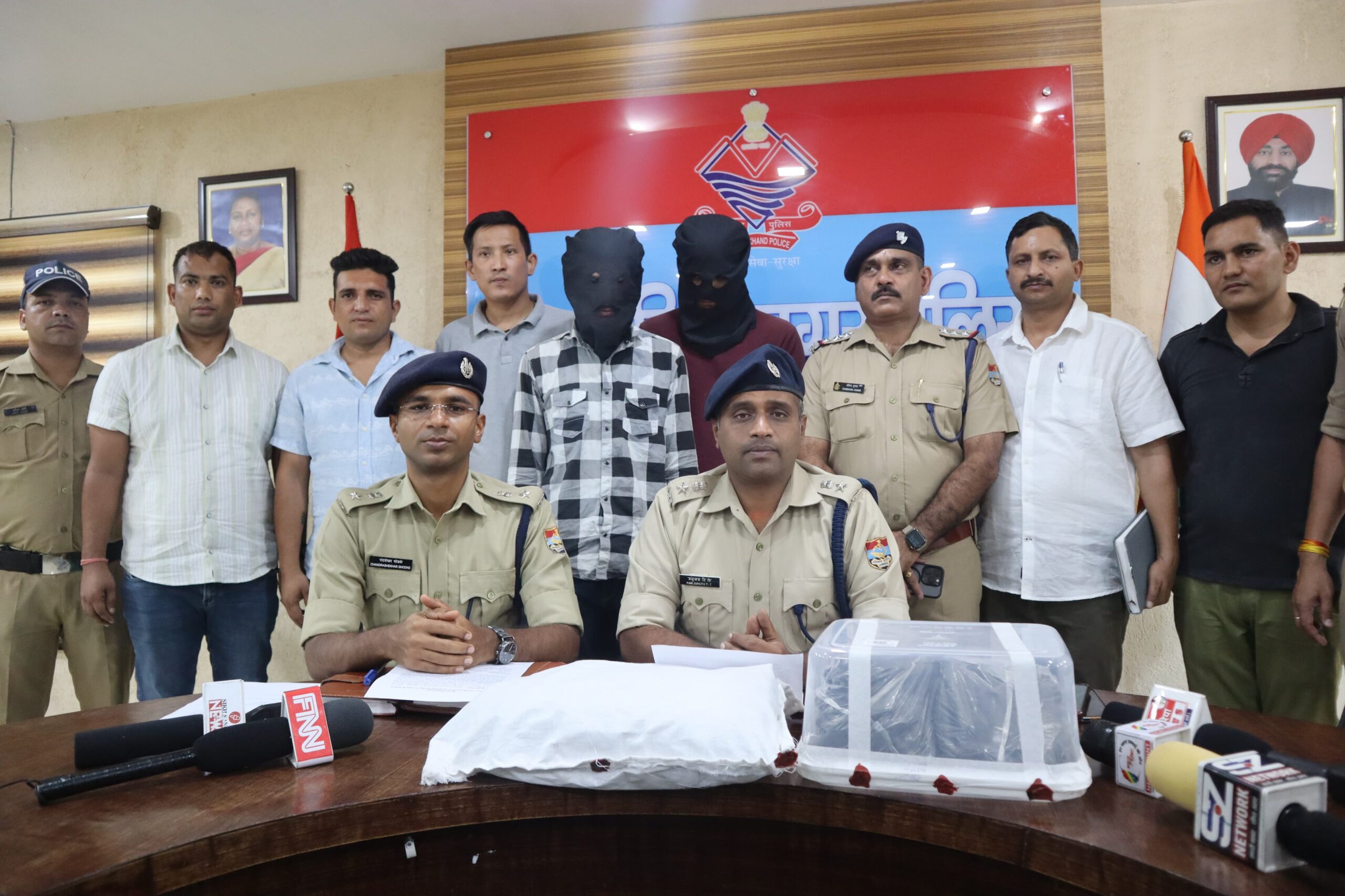 *उधमसिंहनगर” पुलिस की बड़ी कार्रवाई, 4 लाख की चरस के साथ दो तस्कर को किया गिरफ्तार; पहाड़ से खरीद कर तराई में करते थे सप्लाई।*