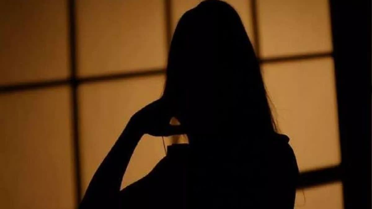 *उत्तराखंड पुलिस ने हरियाणा से किया ब्लैकमेल कर पैसे ऐंठने वाली युवती को गिरफ्तार, पहले युवकों को बातों के झांसे में फंसाती, फिर अश्लील वीडियो बनाकर करती थी ब्लैकमेल।*
