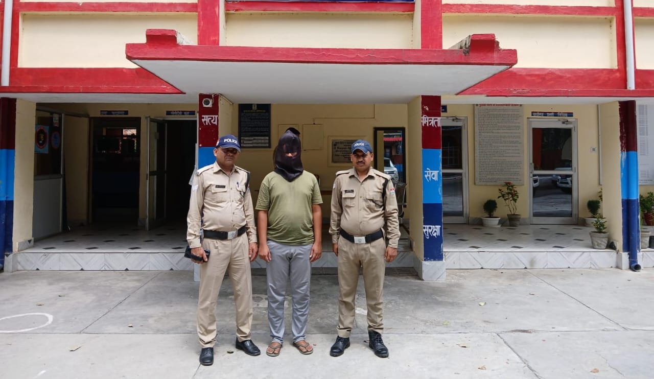 “सरकारी हॉस्पिटल में फर्जी डॉक्टर बनकर घूम रहे शख्स” ने चेकअप के बहाने नाबालिग को बाथरूम में ले जाकर किया दुष्कर्म का प्रयास, किसी तरह अपने आप को छुड़ाकर भागी किशोरी; आरोपी गिरफ्तार।