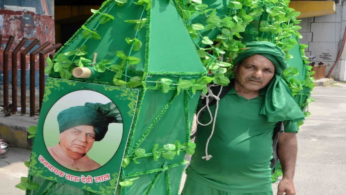 *Uttarakhand” धर्मनगरी में दिखी अनोखी कांवड़”, इस व्यक्ति ने हरियाणा के पूर्व CM चौधरी देवीलाल को समर्पित की अपनी कावड़ यात्रा; देखिए तस्वीर।*