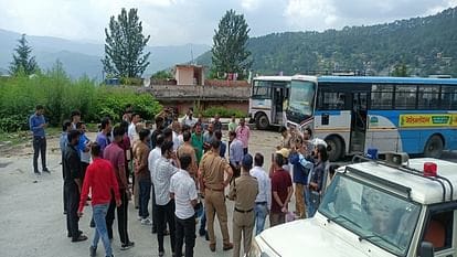 *बस अड्डे पर सफाई कर्मचारी को रोडवेज बस से कुचला; मौके पर ही मौत, चालक मौके से फरार, भीड़ ने जमकर किया हंगामा।*