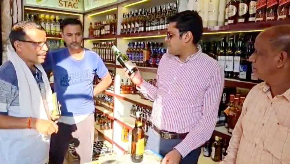 *”निर्धारित से अधिक मूल्य पर बेची जा रही शराब मामले पर जिला प्रशासन का एक्शन, मारा छापा।*