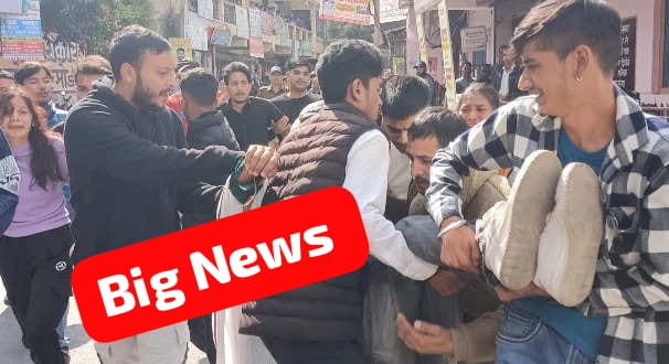 *छात्रसंघ चुनाव रद्द होने पर उत्तराखंड में छात्रों में आक्रोश” प्रदर्शन कर रहे छात्र ने लगाई खुद को आग।*