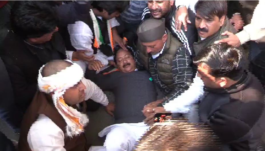 कांग्रेस का राजभवन कूच, पुलिस से भिड़ंत, प्रदेश अध्यक्ष करन माहरा बेहोश….