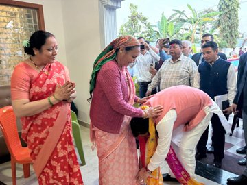 सीएम धामी ने खटीमा स्थित पैतृक आवास में होली खेली, जनता संग मनाया रंगोत्सव..