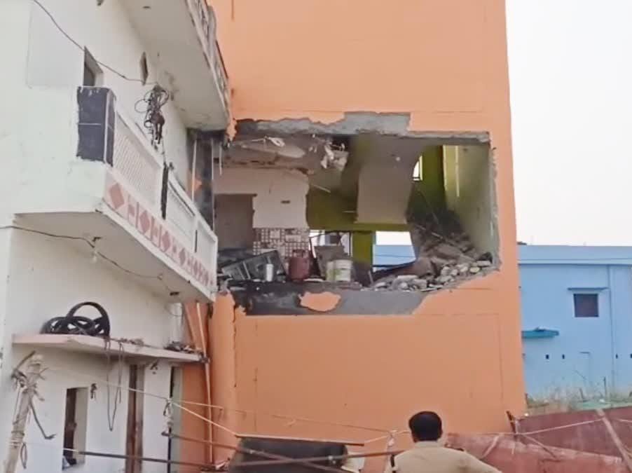 *घर में रहस्यमयी धमाका: मकान उड़ा, पांच लोग घायल।*