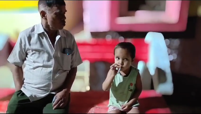 डॉक्टर की शर्मनाक हरकत — इलाज के नाम पर 4 साल के बच्चे को सिगरेट पिलाई, वीडियो वायरल होने के बाद मचा बवाल