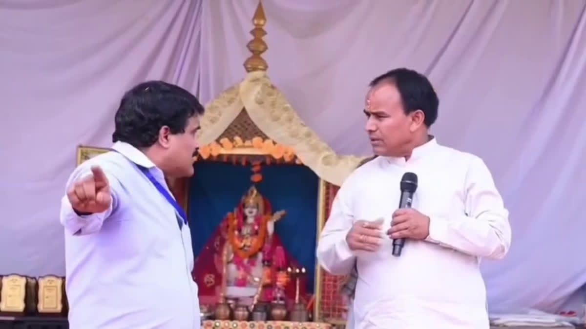 शिक्षक ने मंच से शिक्षा मंत्री को लिया आड़े हाथों, प्रमोशन में देरी और नियमों की अनदेखी पर उठाए सवाल”