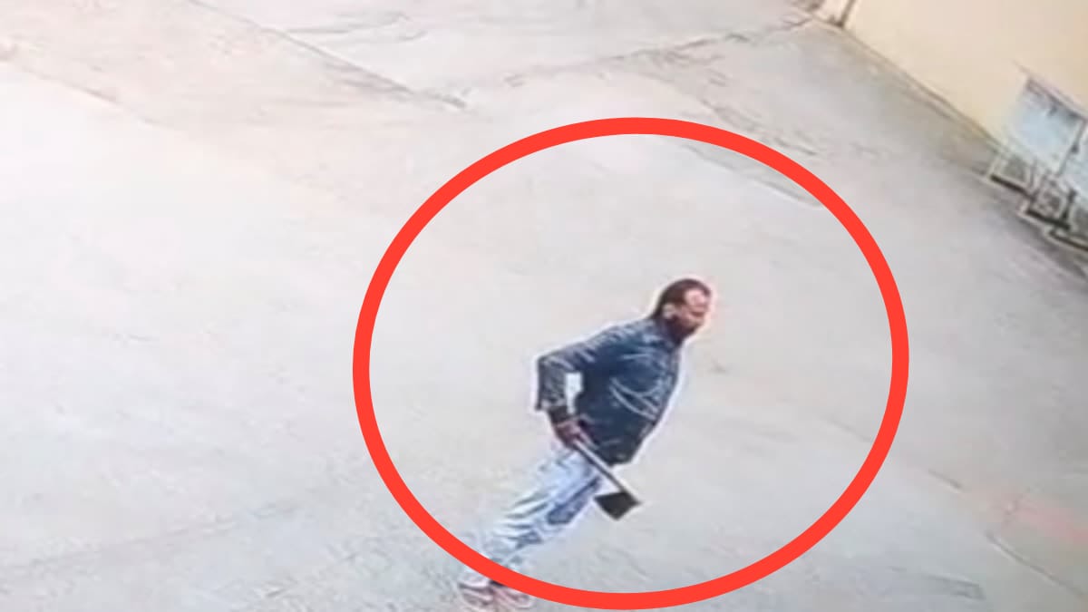 गंडासा लेकर फैक्ट्री गेट पर पहुंचा निलंबित कर्मचारी, सुरक्षाकर्मी पर किया हमला..