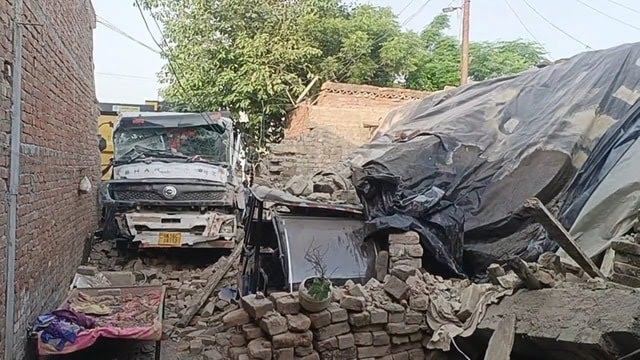 नींद में था डंपर चालक, बेकाबू वाहन ने ली दो जिंदगियों की शांति!