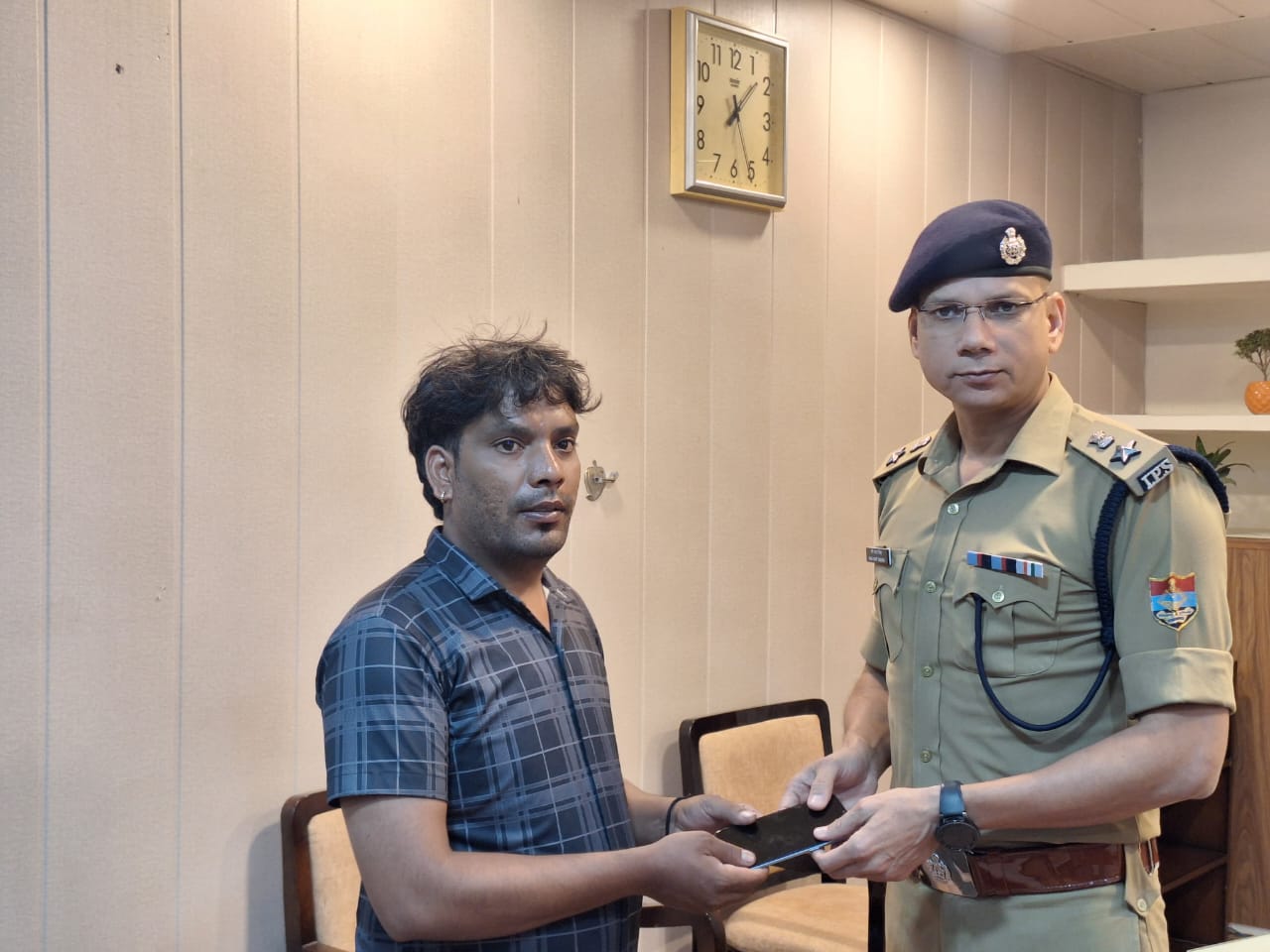 एसएसपी मणिकांत मिश्रा की पहल पर 150 से अधिक गुम मोबाइल बरामद, 20 लाख की संपत्ति लौटाई