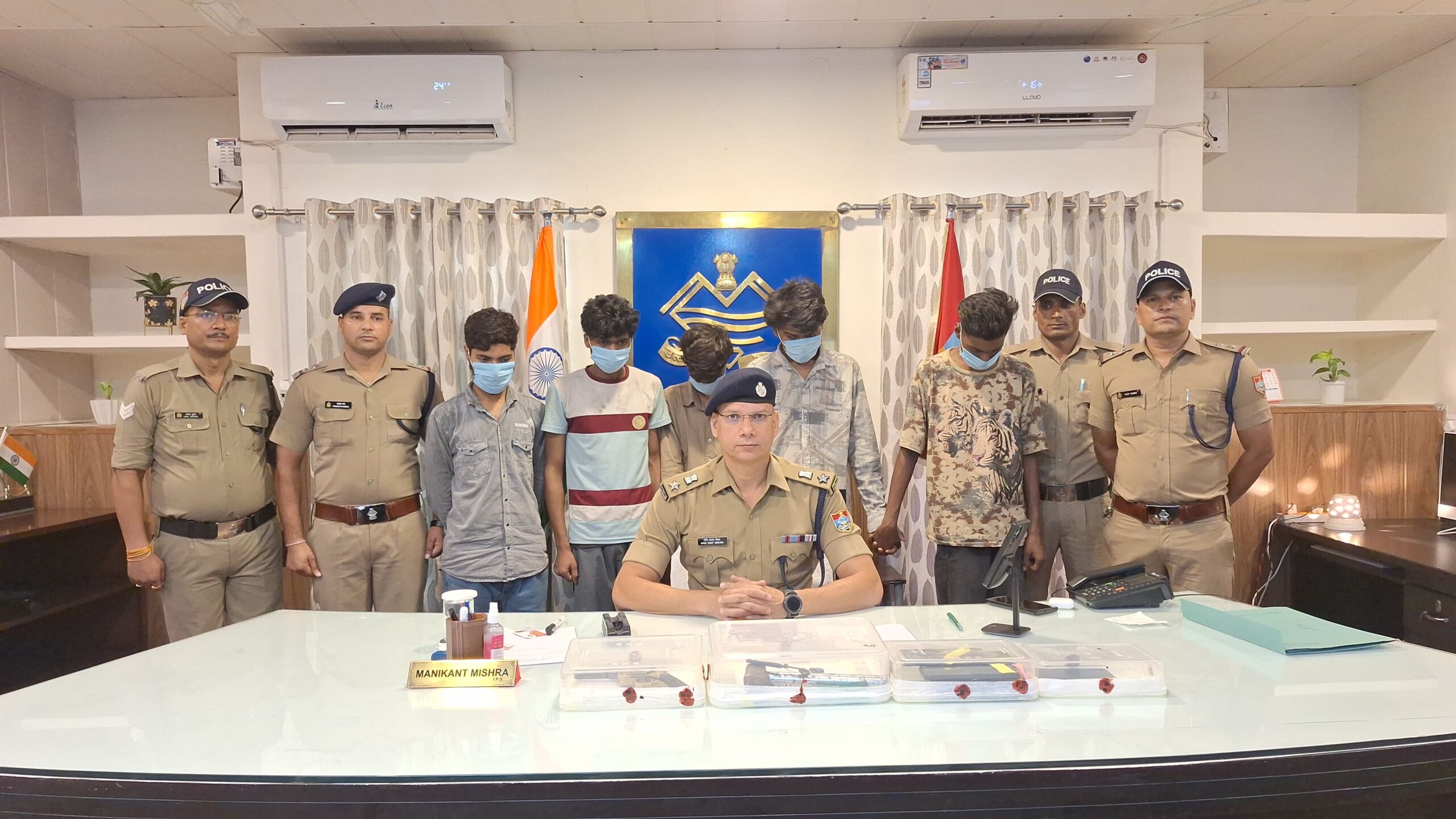 एसएसपी मणिकांत मिश्रा का संगठित अपराधियों पर करारा प्रहार, लूट-चोरी गिरोह का किया भंडाफोड़, 5 बदमाश गिरफ्तार