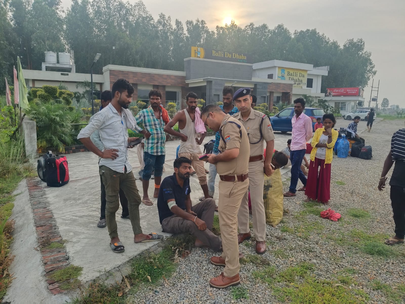 बस हादसा: ट्रैक्टर ट्रॉली को बचाने में खेत में पलटी बस, 35 यात्री बाल-बाल बचे