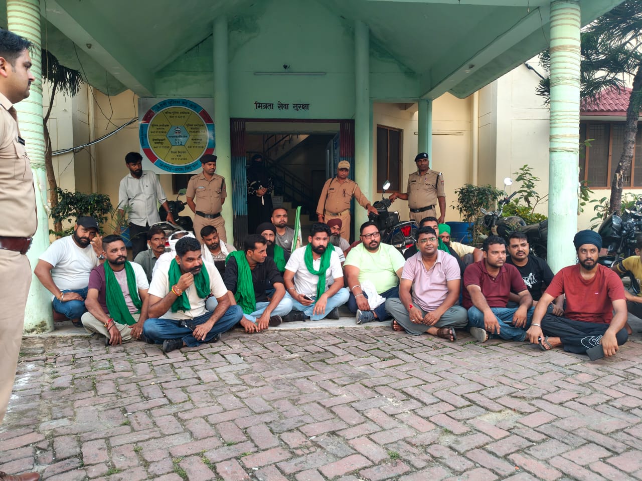 लाठी चार्ज के विरोध में जसपुर कोतवाली में किसानों ने किया प्रदर्शन