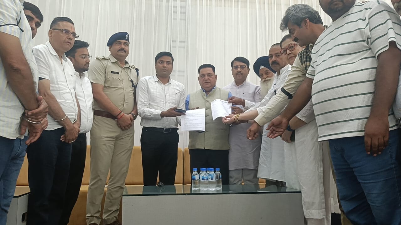 किताबों की जगह टिफिन में तमंचा, कक्षा 9 के छात्र ने फैलाई पूरे जिले में दहशत…