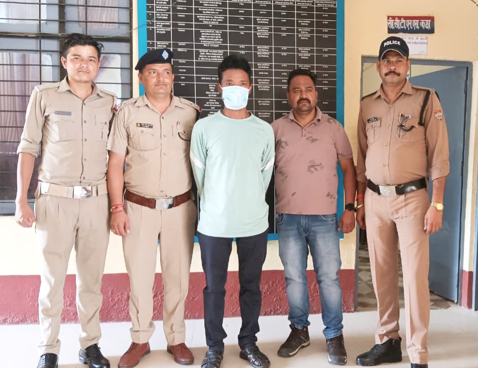 एक करोड़ से अधिक कीमत की भालू की पित्त व चरस के साथ नेपाली पकड़ा