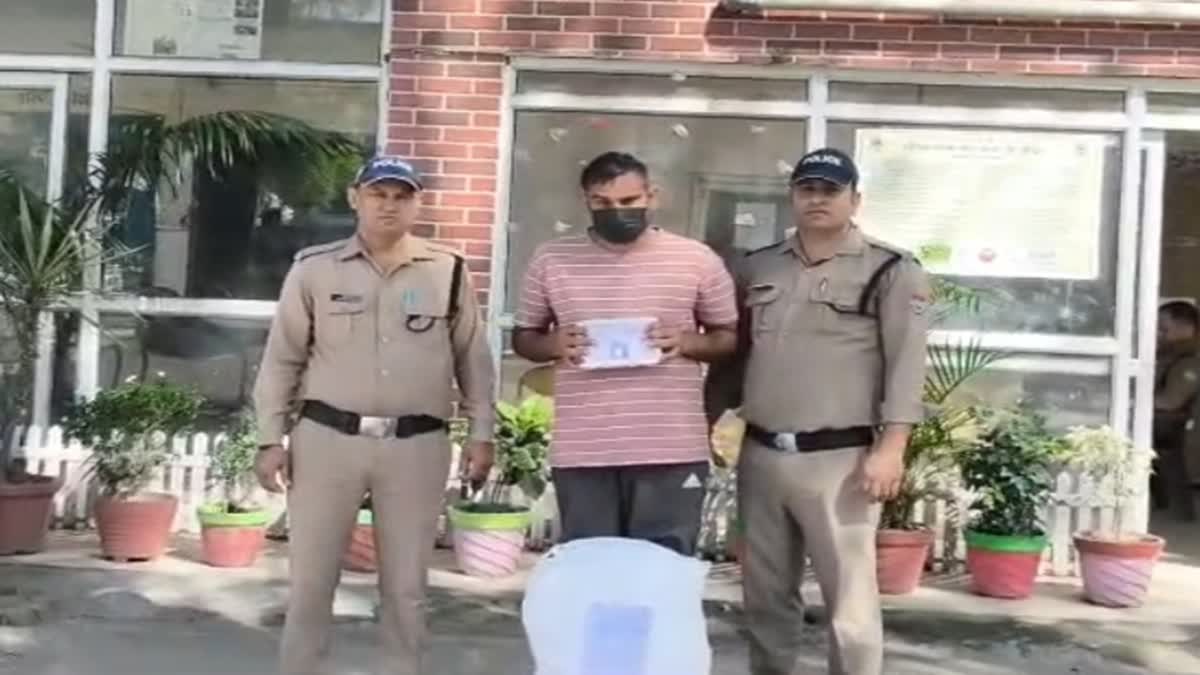 सेना की वर्दी में घुसपैठ का बड़ा खुलासा” फर्जी सेना कर्मी पकड़ा, 18 डेबिट कार्ड और फर्जी दस्तावेज बरामद