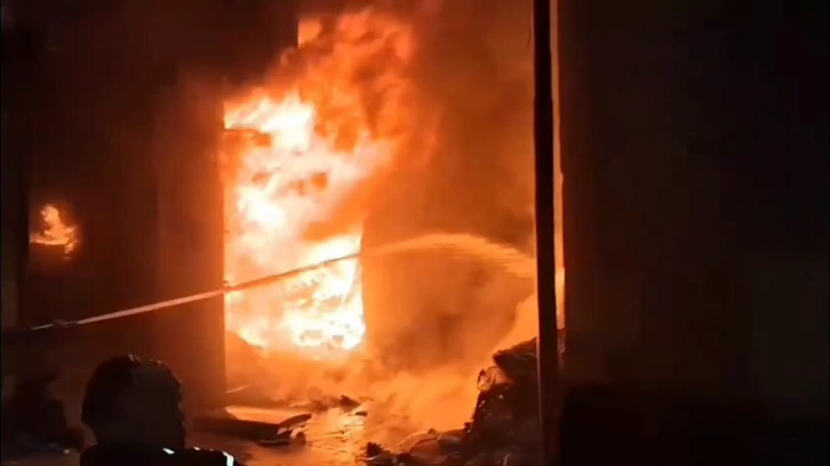 शराब ठेके के स्टोर में लगी आग, एक युवक की संदिग्ध परिस्थितियों में मौत – पुलिस जांच में जुटी