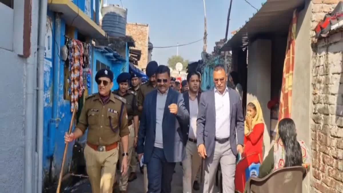 सुप्रीम कोर्ट फैसले से पहले बनभूलपुरा में अलर्ट मोड, पुलिस-प्रशासन का फ्लैग मार्च; ड्रोन निगरानी, अतिरिक्त फोर्स तैनात, शांतिपूर्ण माहौल बनाए रखने की अपील