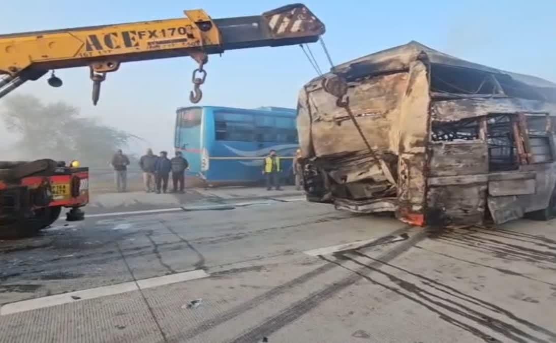 घने कोहरे का कहर: 7 बसें और 3 कारें भिड़ीं, भीषण आग, 15 की मौत, 96 घायल, सीएम ने मुआवजे का ऐलान