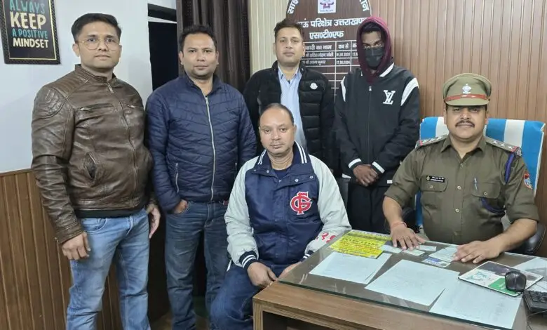 डिजिटल अरेस्ट के नाम पर 20 लाख की साइबर ठगी करने वाला शातिर आरोपी एसटीएफ उत्तराखंड की बड़ी कार्रवाई में जयपुर से गिरफ्तार, कई राज्यों में दर्ज हैं मामले।