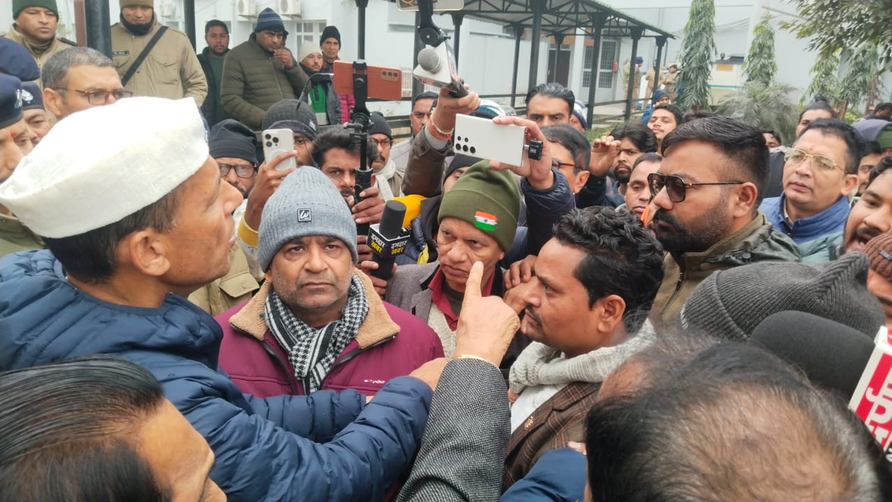 प्राधिकरण पर अवैध वसूली के आरोपों को लेकर कांग्रेस का उग्र प्रदर्शन, पुलिस व अधिकारियों से तीखी नोकझोंक, मुकदमा दर्ज करने की मांग, आंदोलन तेज करने की चेतावनी