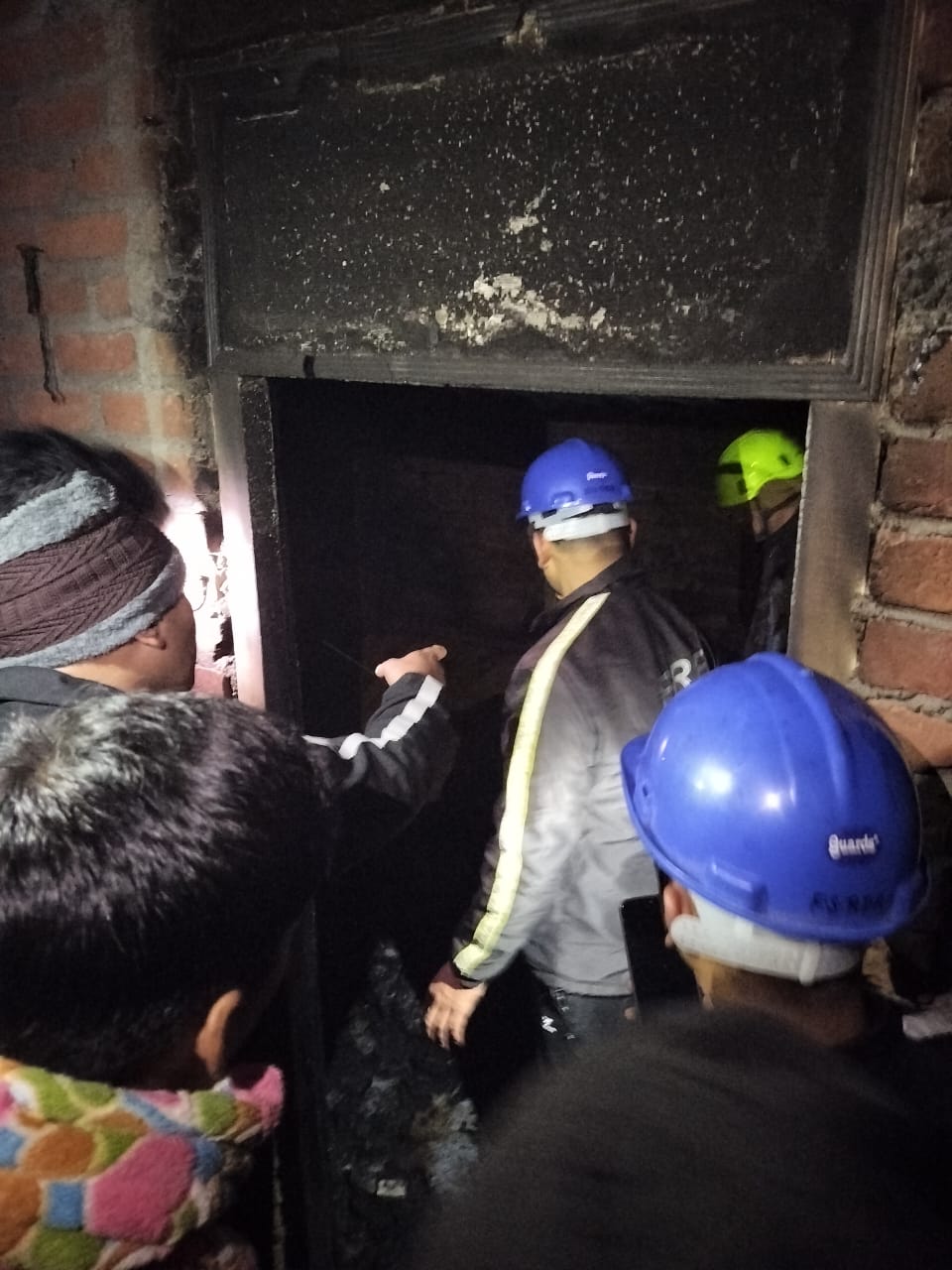 रुद्रपुर के ट्रांजिट कैंप थाना क्षेत्र में गैस सिलेंडर में आग लगने से हड़कंप, महिला व 8 वर्षीय बच्चा झुलसे, घर का सामान और बाइक जलकर राख