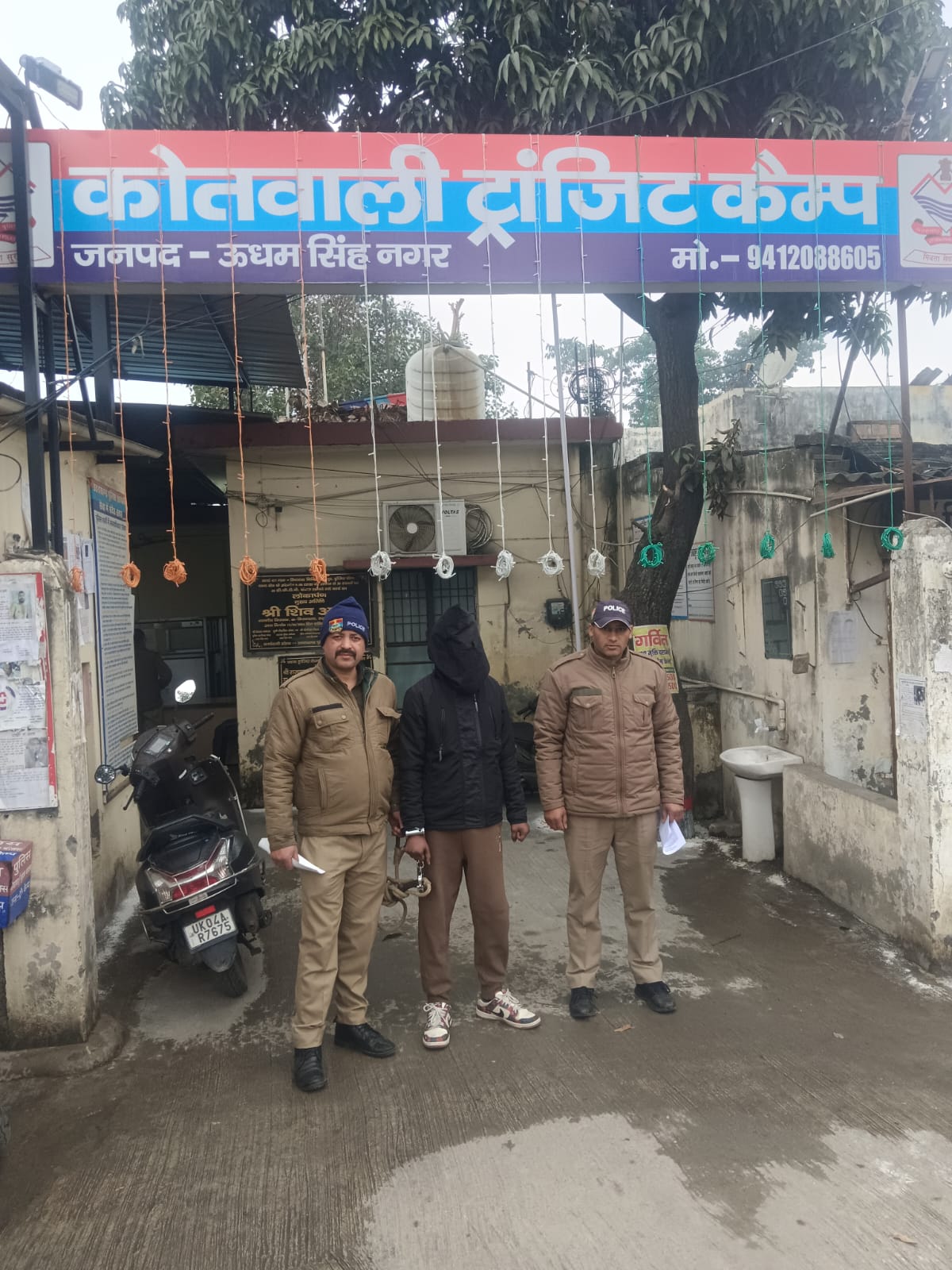 कार में युवती से सामूहिक दुष्कर्म, ट्रांजिट कैंप में सनसनी, एक आरोपी गिरफ्तार, दूसरा फरार, सीसीटीवी से खुलासा, महिलाओं की सुरक्षा पर फिर उठे सवाल