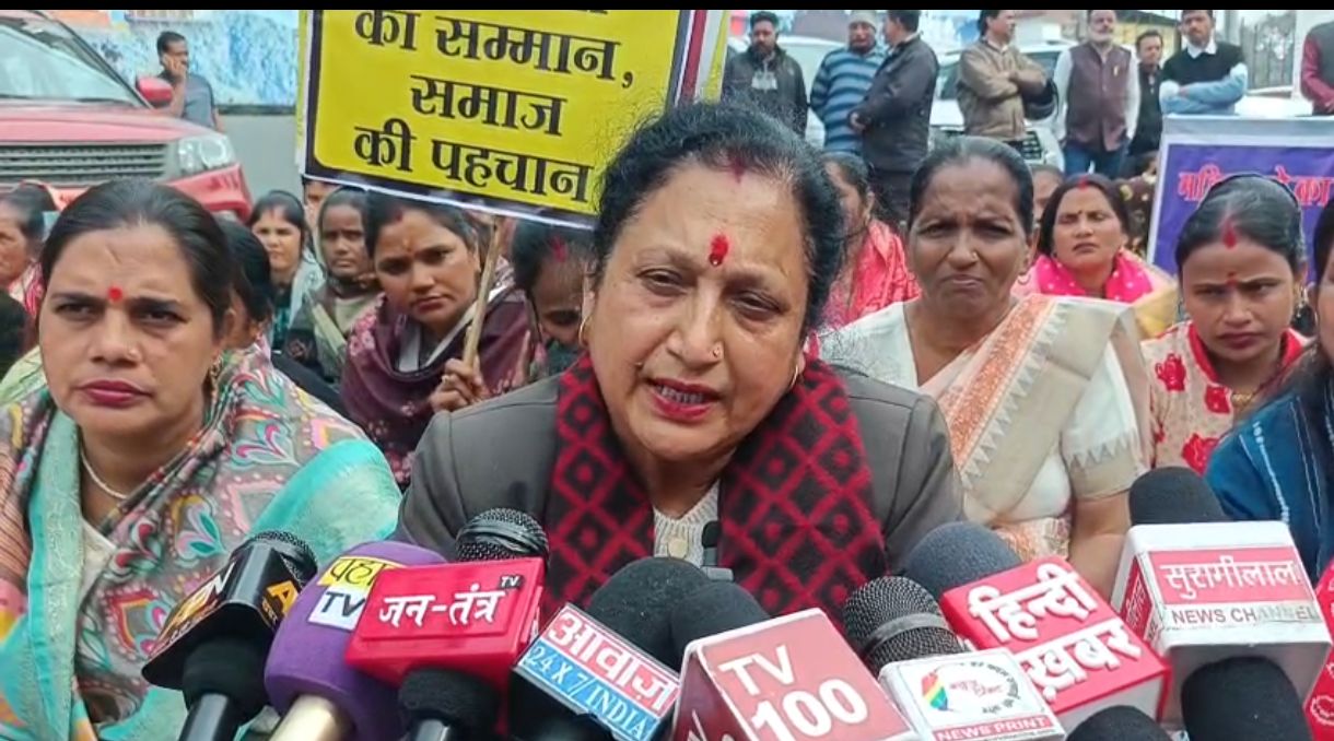 वायरल ऑडियो प्रकरण को लेकर रुद्रपुर कोतवाली में धरना, पूर्व पालिकाध्यक्ष मीना शर्मा महिलाओं संग बैठीं