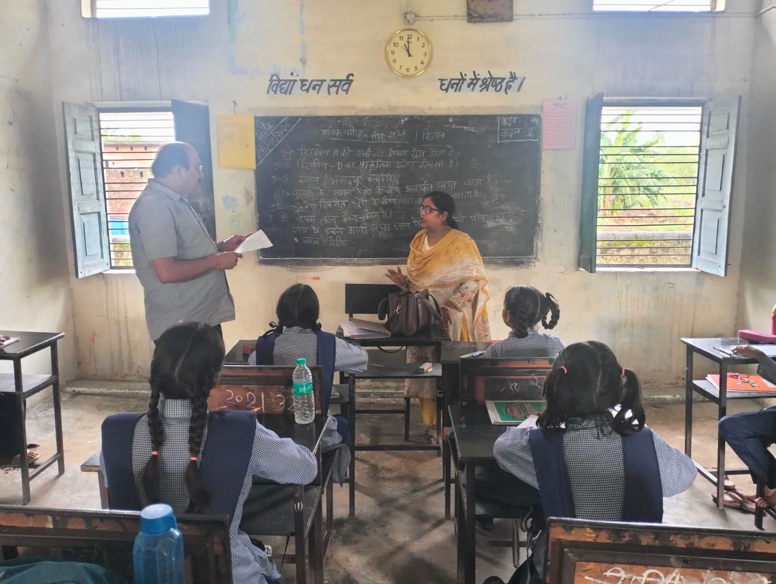 स्कूलों की खुली पोल, सीईओ की जांच में उड़ीं व्यवस्थाओं की धज्जियां, उमरपुर प्राथमिक विद्यालय में बच्चों को हिंदी पढ़ना तक नहीं आता, स्टॉक पंजिका से खरीद तक में गड़बड़ी