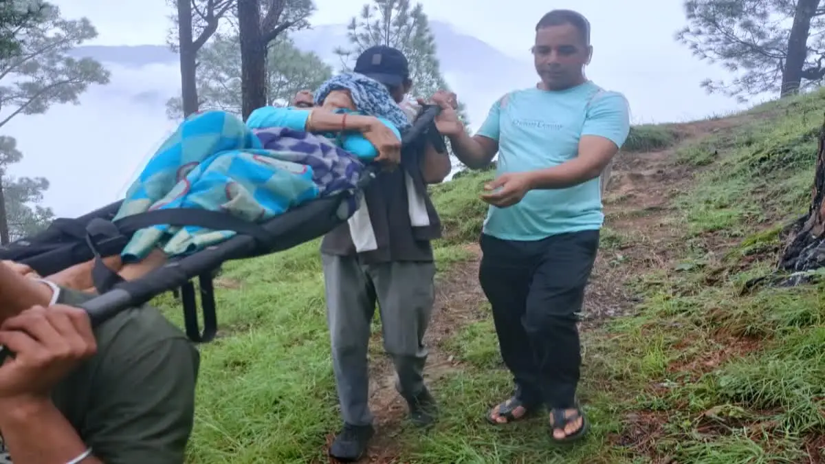 सड़क नहीं, डोली भी उठाने वाले कंधे कम पड़े, घायल बुजुर्ग महिला को तीन किमी तक डोली में लेकर चले ग्रामीण