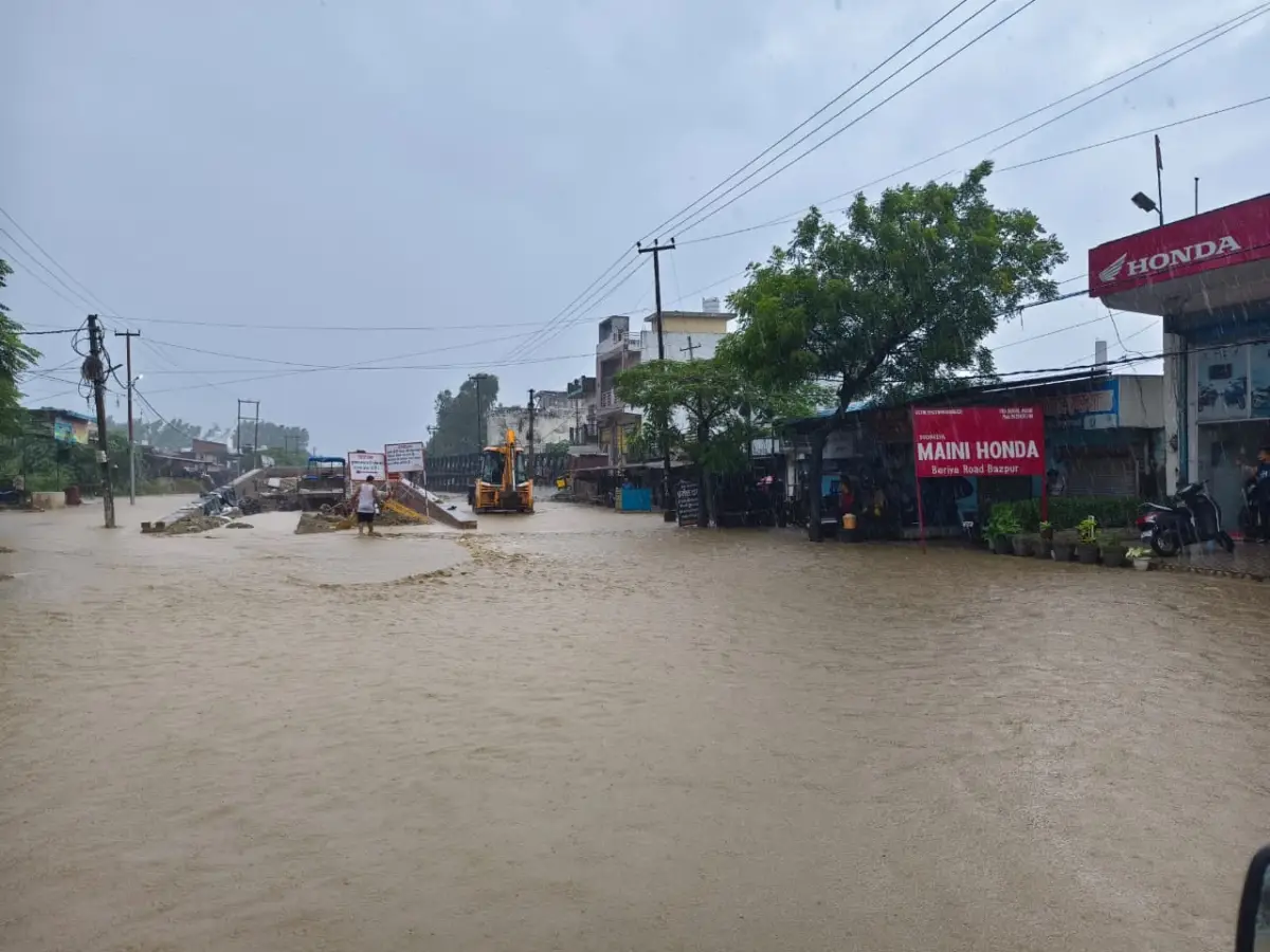 अतिवृष्टि से उफनी नदियां, 300 घरों में घुसा पानी; दो बच्चों का सुरक्षित रेस्क्यू, फीका नदी में फंसे स्कूली बच्चों को निकाला