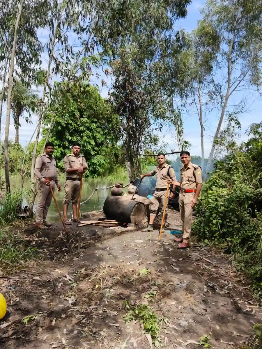नाले में धधक रहीं थीं शराब की भट्टियां, आबकारी ने बोला धावा, दो भट्टियां तोड़ीं, 12 हजार किलो लहन बहाया…