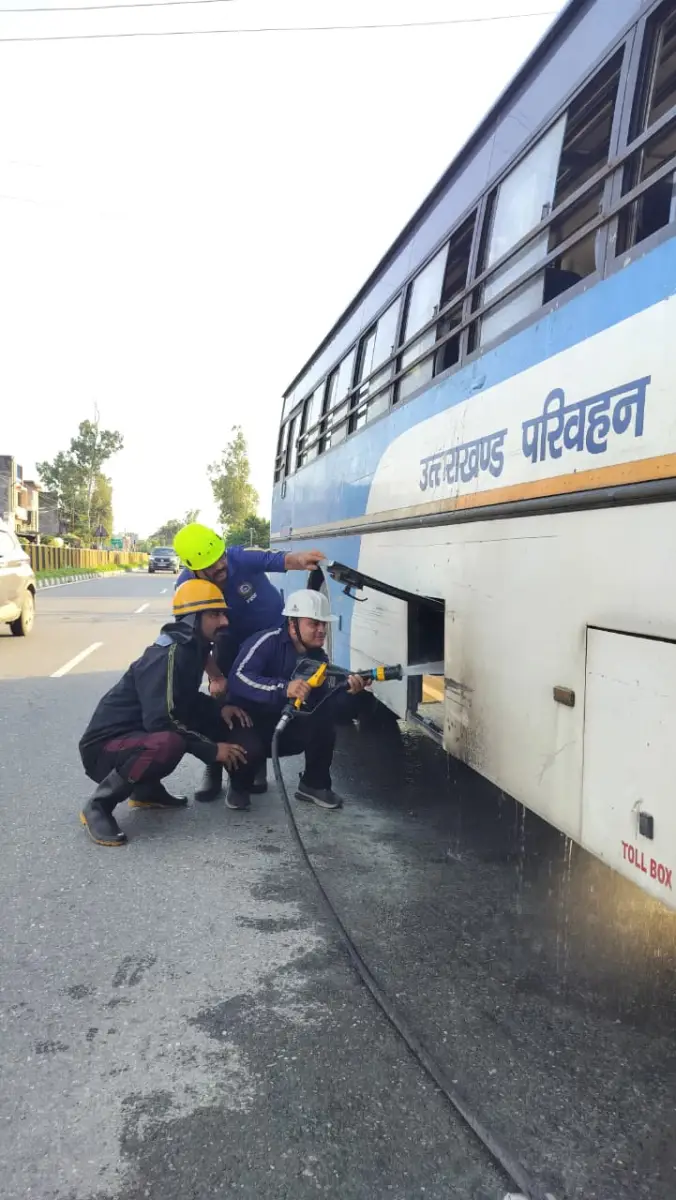 ब्रेक लगाते ही बस में उठने लगा धुआं, फिर अचानक भड़क उठी आग; सीएनजी बस में चालक-मैकेनिक की सांसें अटकीं, दमकल ने पहुंचकर पाया आग पर काबू