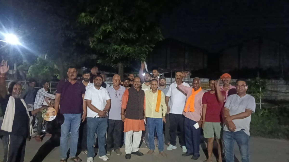 वार्ड नंबर 7 में भाजपा का धुआंधार जनसंपर्क, कमल के लिए मांगा समर्थन, चेयरमैन और सभासद प्रत्याशी ने घर-घर पहुंचकर गिनाईं विकास की प्राथमिकताएं