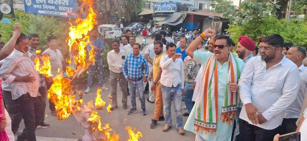 विधायक तिलक राज बेहड़ के साथ हाथापाई के विरोध में कांग्रेस ने किया पुतला दहन