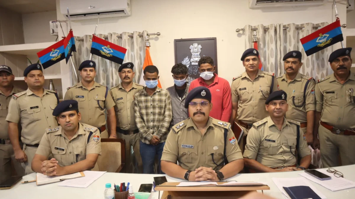 रुद्रपुर हथियारों की दहशत, कार निकालने पहुंचे युवकों ने की ताबड़तोड़ फायरिंग, दो वाहनों में तलवार से तोड़फोड़, तीन आरोपी गिरफ्तार