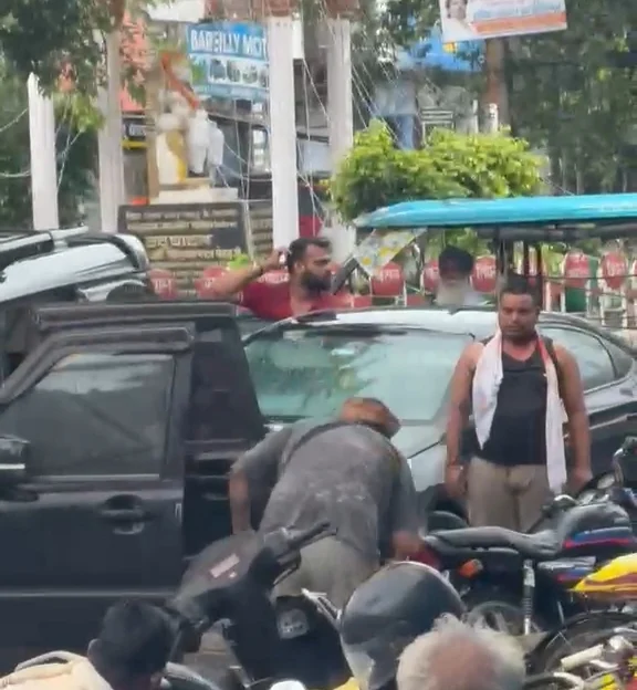 गांधी पार्क के पास युवक पर जानलेवा हमला, भाजपा नेता के बेटे समेत दो दबोचे; सुमित के पास तमंचा-कारतूस बरामद, फरार हमलावरों की तलाश में पुलिस की ताबड़तोड़ दबिश